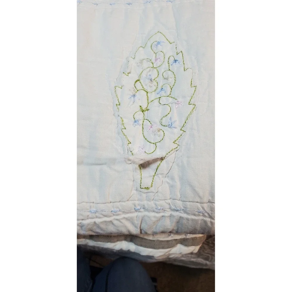 Vtg Handsewn Embroided Lap Quilt '70 Leaf‎ Motif - Need Minor Repair- 55x44